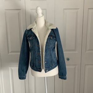 Barely worn Gap Jean jacket with faux collar.